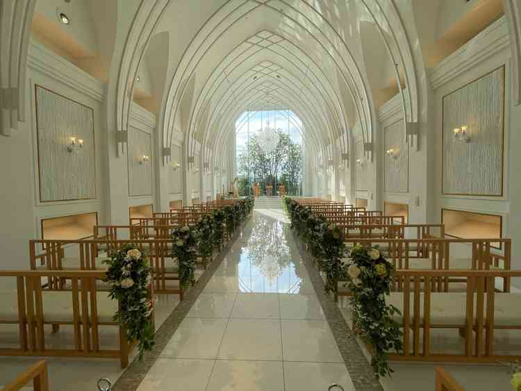 写真で見た以上に白く明るく素敵でした。王道の良さを実感したチャペルでした。