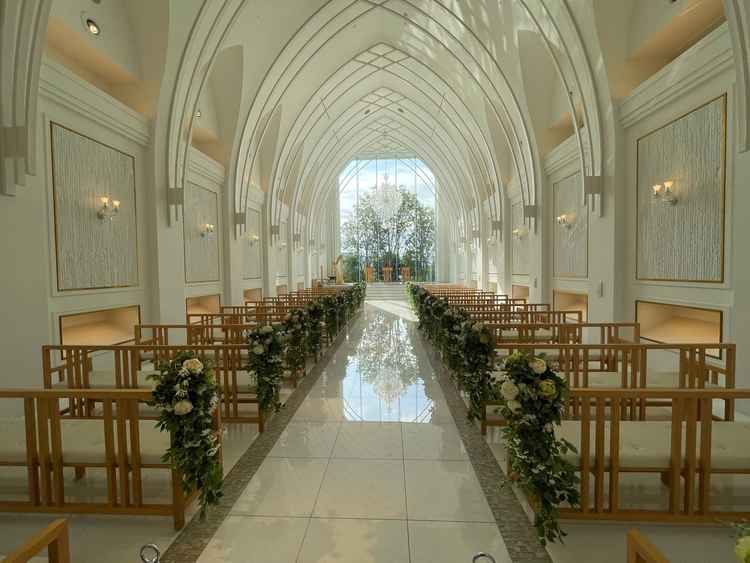 写真で見た以上に白く明るく素敵でした。王道の良さを実感したチャペルでした。