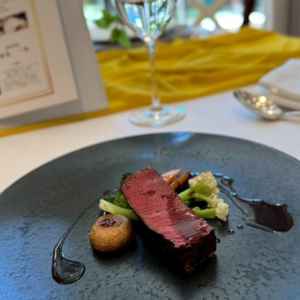 試食会で食べたコースのメイン料理になります。幸せ絆牛というブランド牛のフィレ肉です。