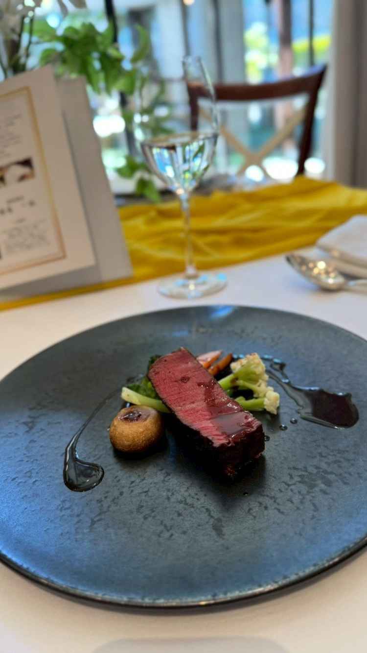 試食会で食べたコースのメイン料理になります。幸せ絆牛というブランド牛のフィレ肉です。