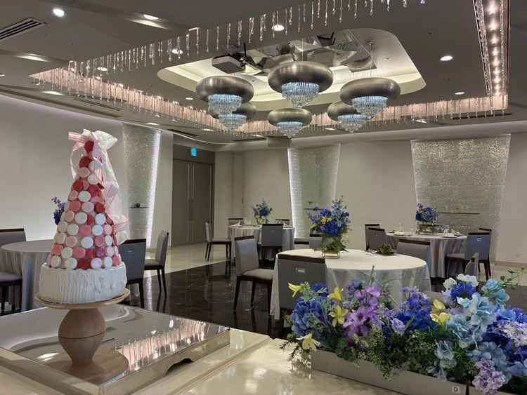 披露宴会場。オープンキッチンが付いていて、温かい料理がすぐ提供されるのがいい。