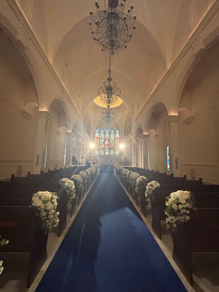 チャペルの入口からみた写真。バージンロードが青く素敵な印象。