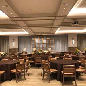 木目調の披露宴会場です。茶色ベースの色味で暖かく、カジュアルな雰囲気の会場で、すごく素敵でした。