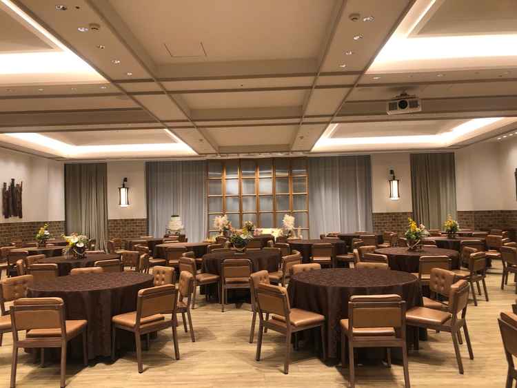 木目調の披露宴会場です。茶色ベースの色味で暖かく、カジュアルな雰囲気の会場で、すごく素敵でした。