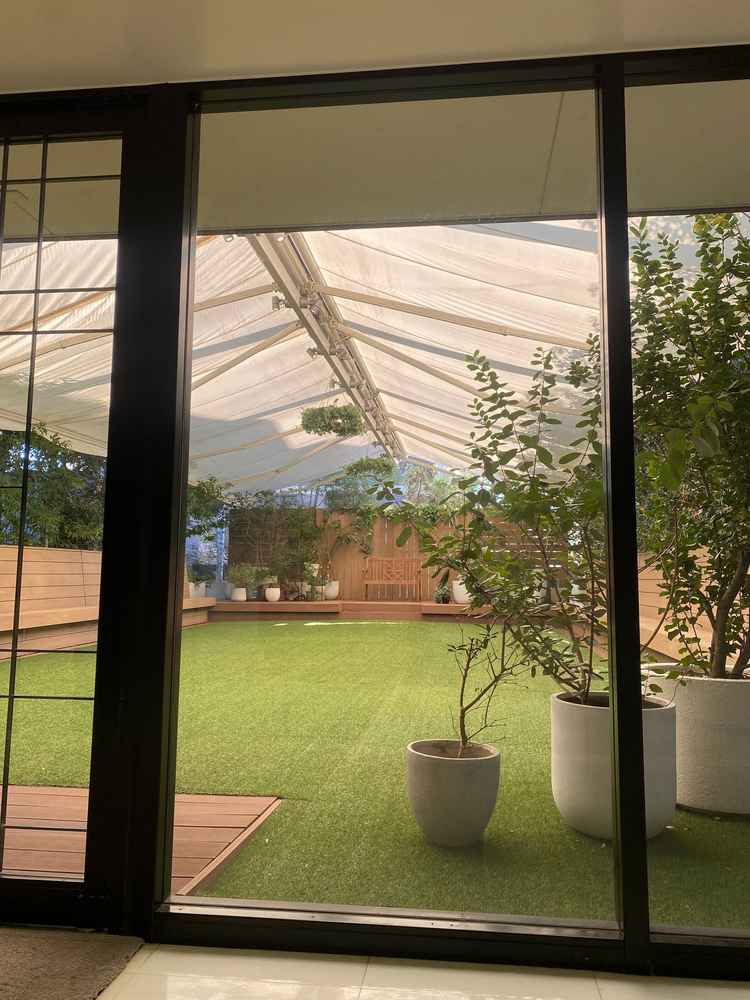 全天候型のガーデン。夏は暑いかも。