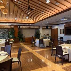 広々としていて、ゲストとの距離も程よく、アットホームにも華やかにも演出できそうな会場だと思いました。