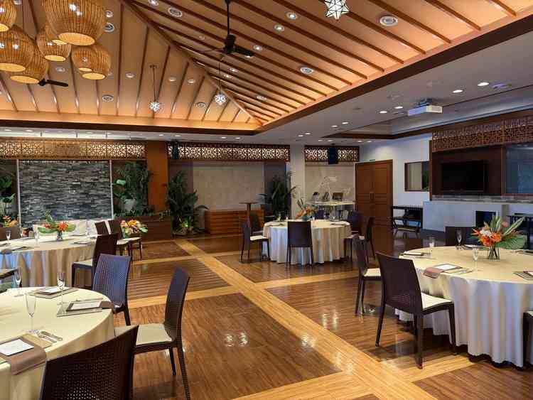 広々としていて、ゲストとの距離も程よく、アットホームにも華やかにも演出できそうな会場だと思いました。