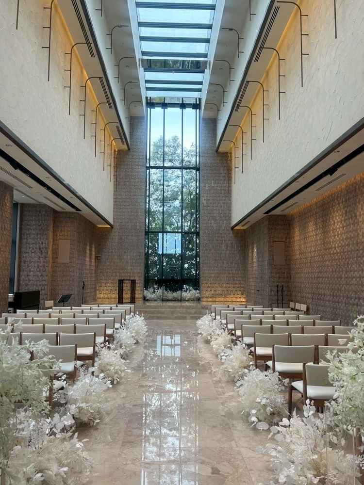 チャペルです。天井の高さや緑の設置により、新宿の景色が一望できるだけでなく開放感を感じられます！