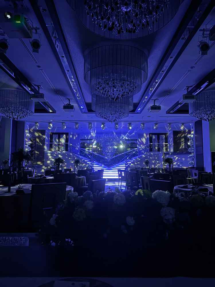 披露宴会場(コンコード)には階段とたくさんのスポットライトがあり、ライブの様な演出も可能。