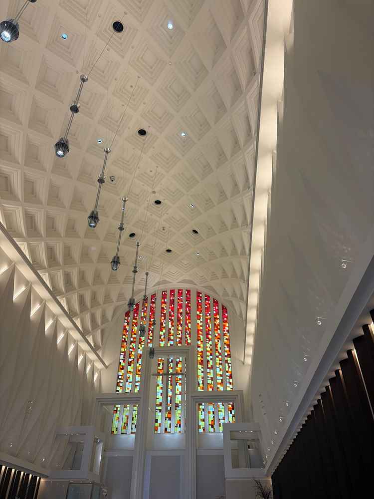 オレンジが基調のチャペル。