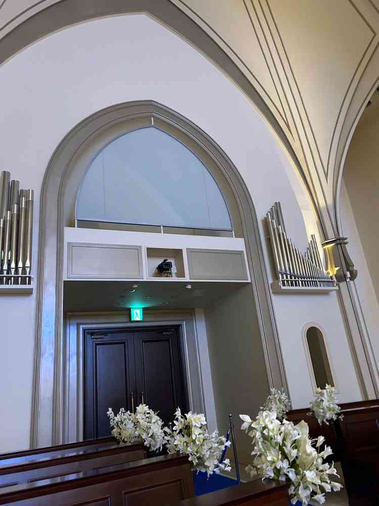 バージンロードの後ろにあるスクリーンは、感動的なムービーを流せるので、両親は嬉しい。