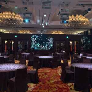 プロジェクションマッピングが出来る華やかな披露宴会場。装花がなくても華やかに感じる。