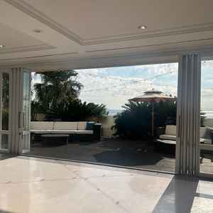 ゲストが滞在するスペースからテラスに出ることが出来ます。海が見える開放的なスペース。