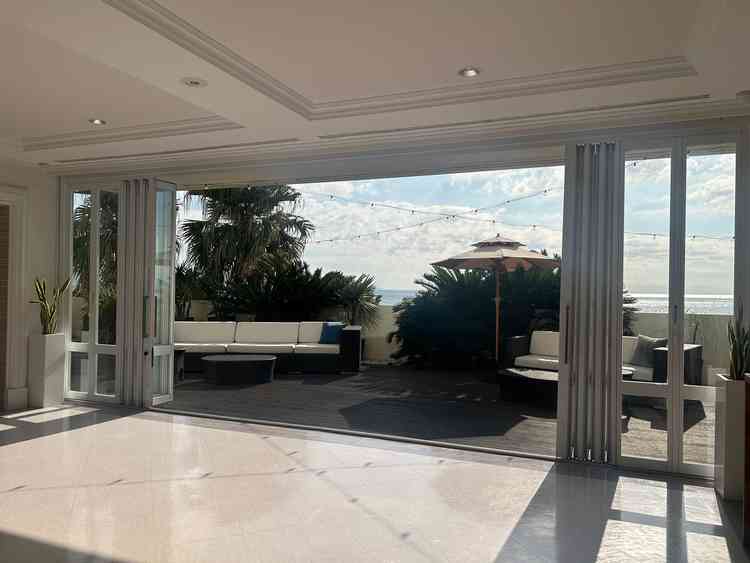 ゲストが滞在するスペースからテラスに出ることが出来ます。海が見える開放的なスペース。