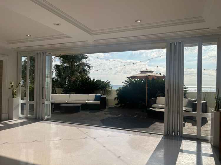 ゲストが滞在するスペースからテラスに出ることが出来ます。海が見える開放的なスペース。