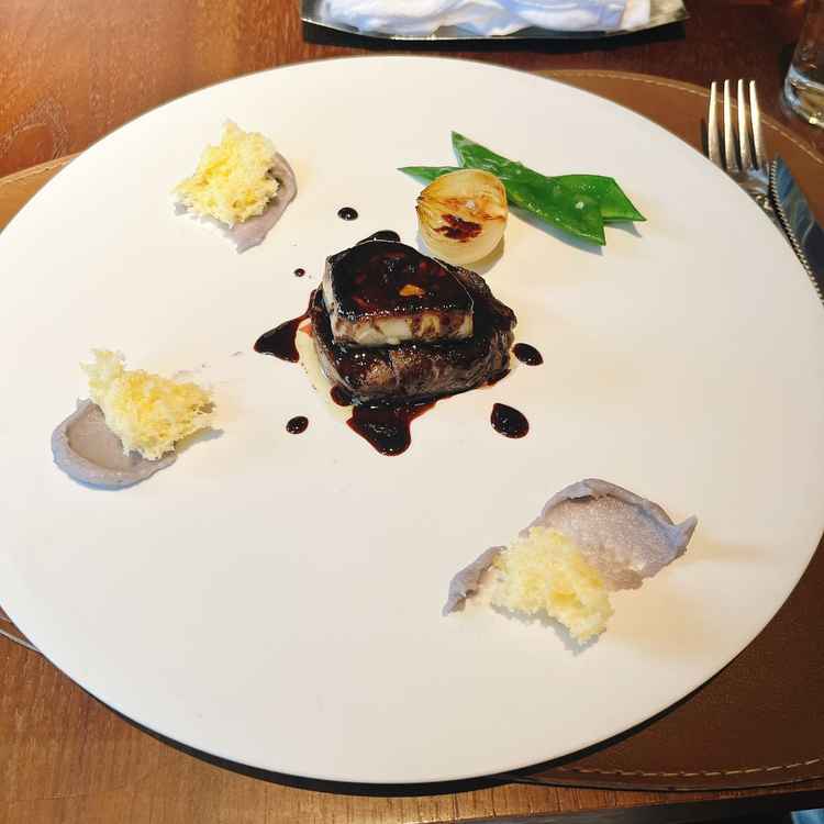 試食で頂いたロッシーニです。ソースは普段赤ワインソースの所、トリュフを使ったソースとして頂きました。