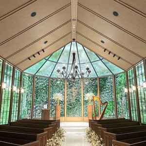 チャペルは緑いっぱいで香りも自然に近く、リラックスできる空間でした。