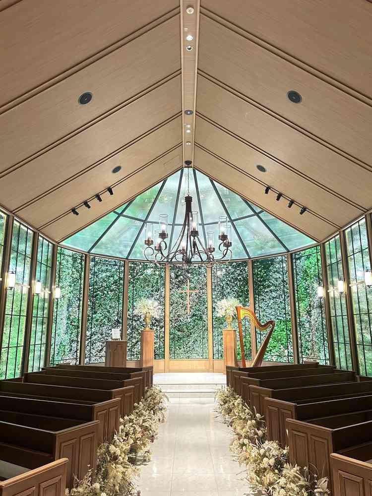 チャペルは緑いっぱいで香りも自然に近く、リラックスできる空間でした。