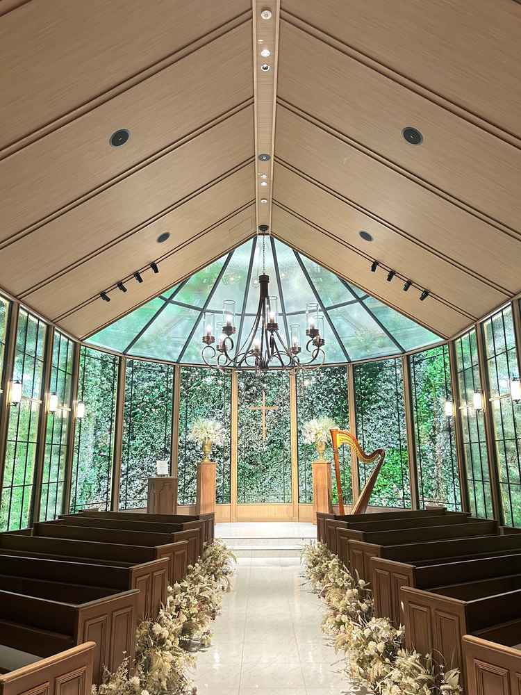 チャペルは緑いっぱいで香りも自然に近く、リラックスできる空間でした。