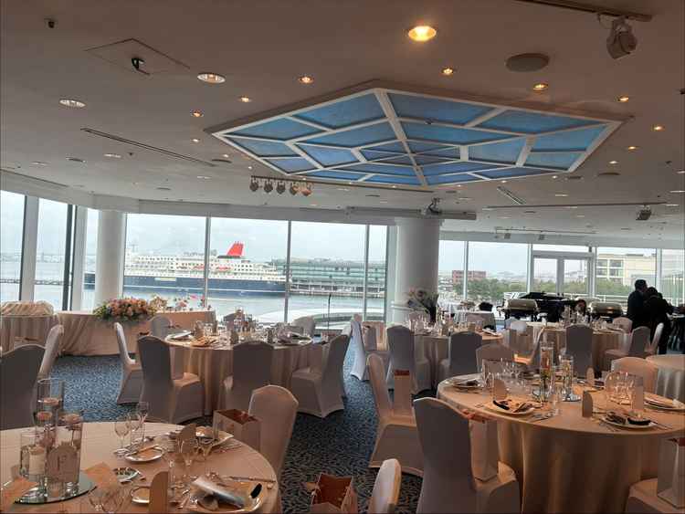 披露宴会場①みなとみらいの海がみえる、横浜らしい空間でした。見学時はあいにくの雨でしたが、綺麗でした