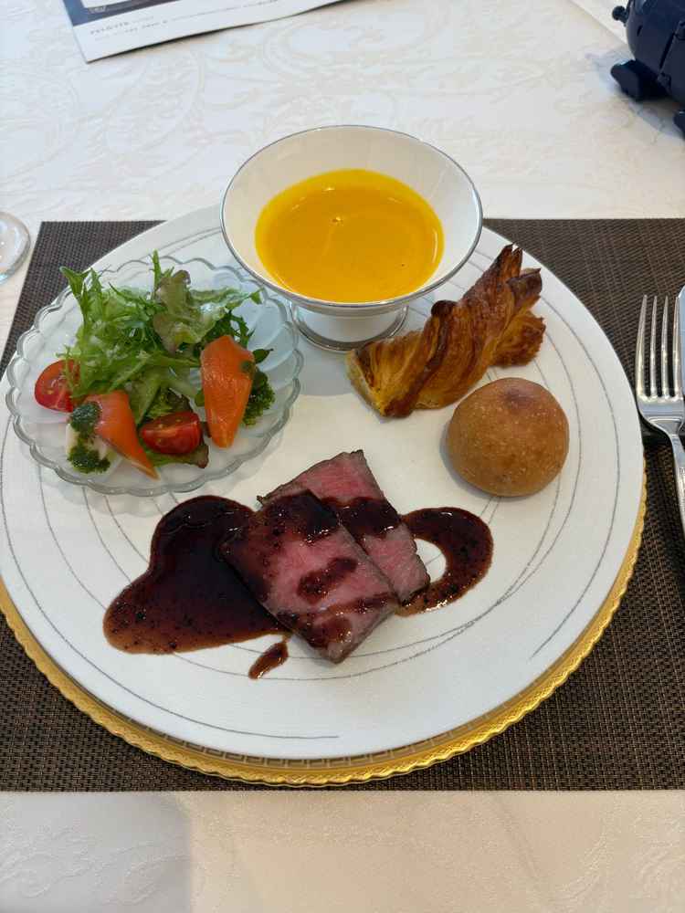 前菜は新鮮な野菜でお肉は柔らかく甘いソースがとても合いました。手作りパンはすごく美味しかったです。