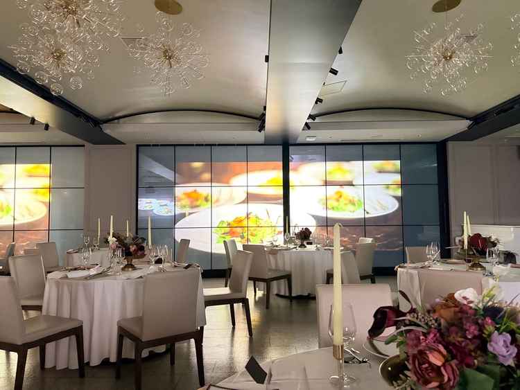 1階の披露宴会場は新しく、映像も後ろから投影しており影が入らないつくりで、演出の幅が広と思いました。