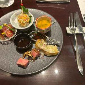 披露宴コース料理の試食。和食の奥ゆかしさもありながら、和牛を用いるなど豪華さも感じられた。