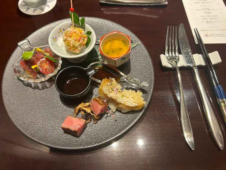 披露宴コース料理の試食。和食の奥ゆかしさもありながら、和牛を用いるなど豪華さも感じられた。