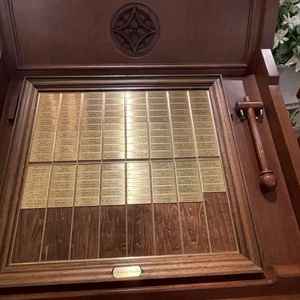 自分たちの挙式日と名前をプレートに残す演出があり、思い出の場所として訪れることができる