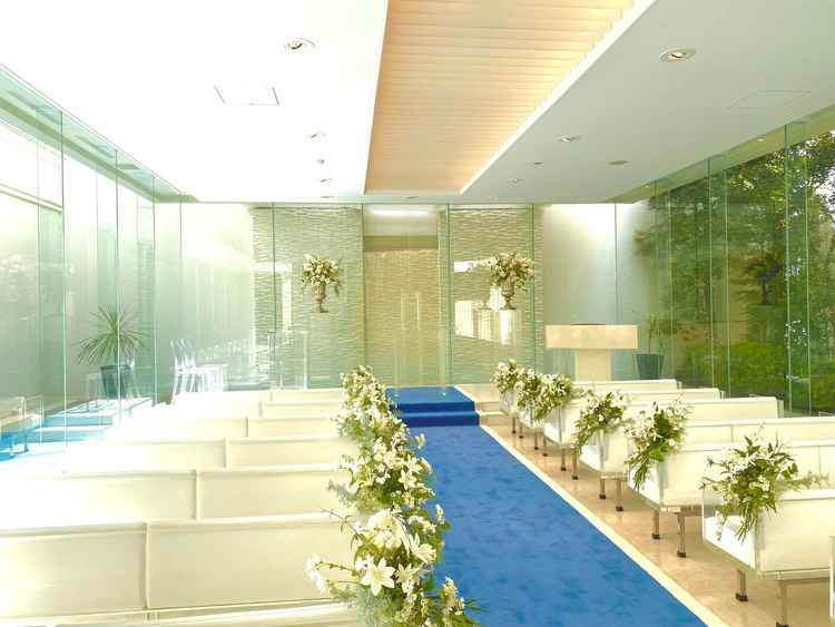 ゲスト側から見た式場の景色です。バージンロードも近いし、白と緑が映えて写真も綺麗に撮れると思います。