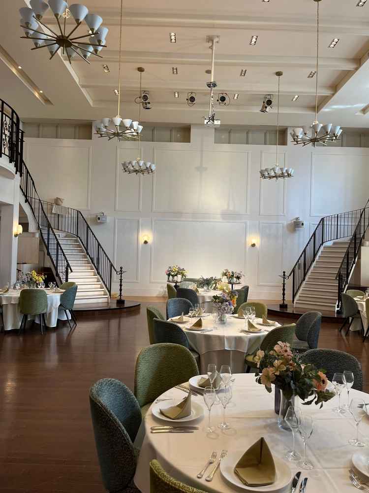 披露宴会場１。両サイドの階段が素敵です。