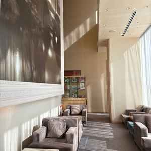 入り口から続く通路は明るく上質な空間です。