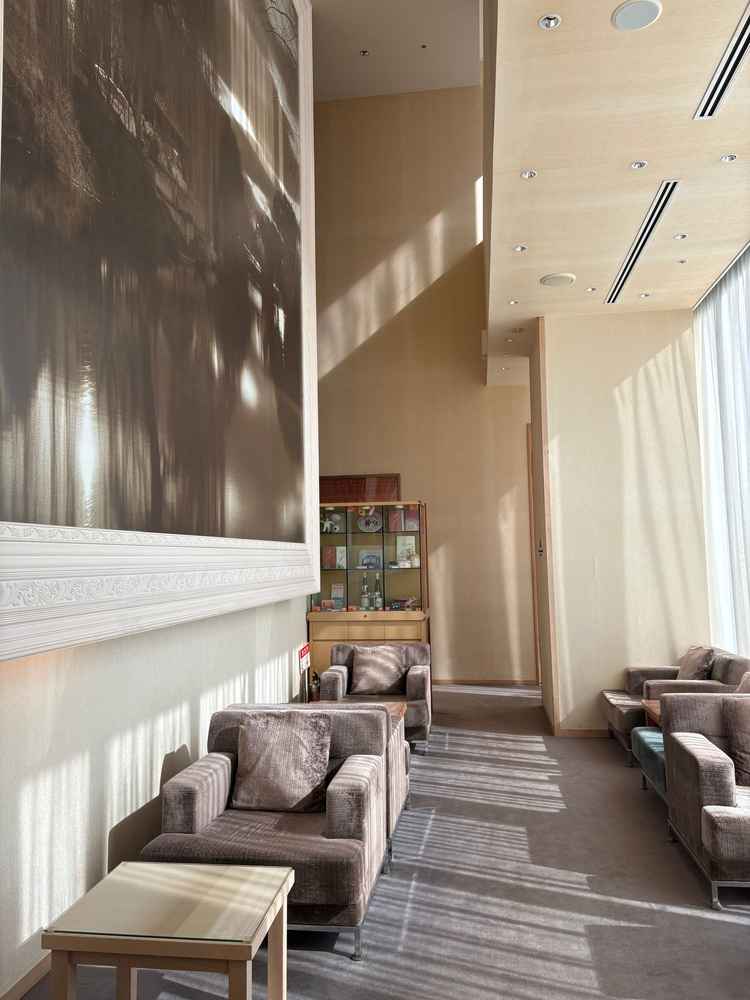 入り口から続く通路は明るく上質な空間です。