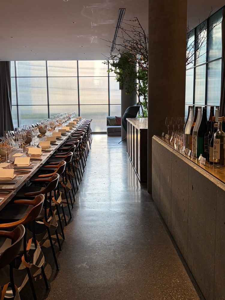 広い方の披露宴会場。ポートレート撮影もありました。