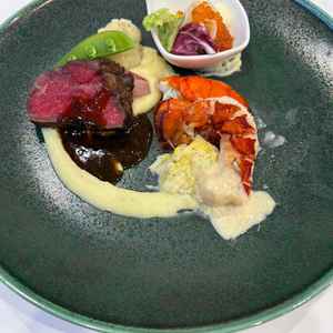 前菜とメインをワンプレートにして試食させていただきました。美味しかったです。