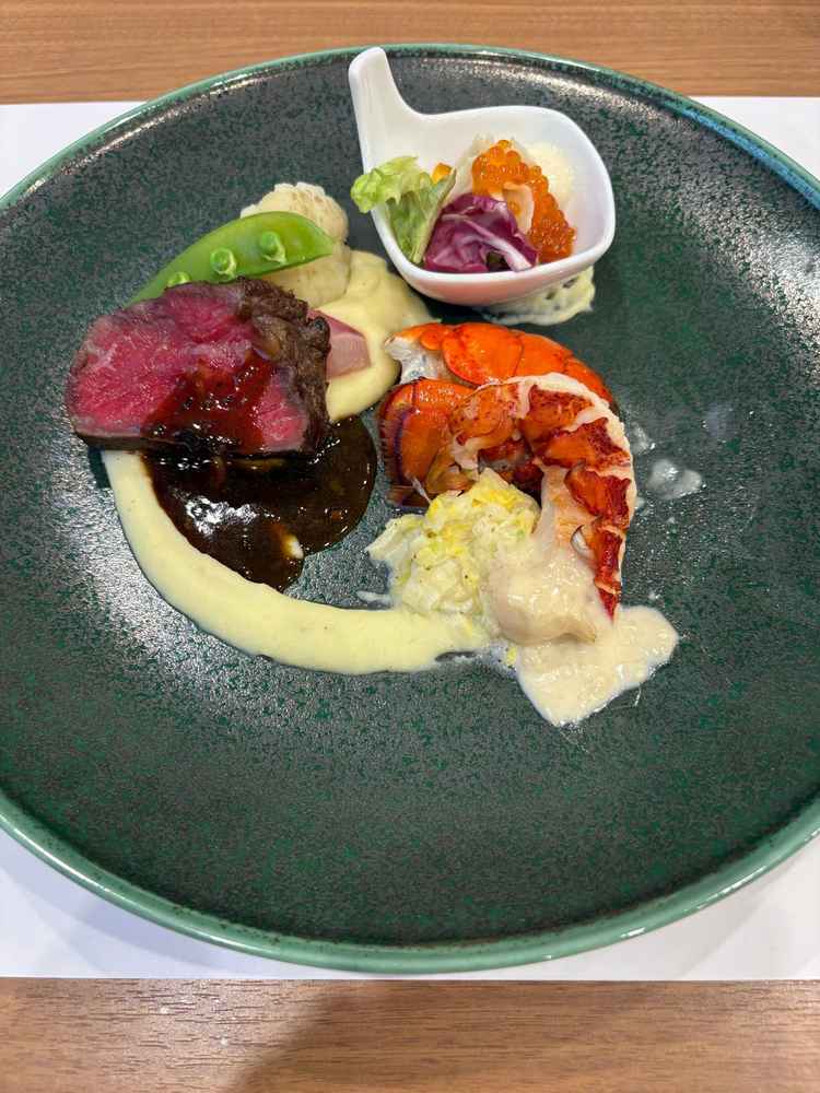 前菜とメインをワンプレートにして試食させていただきました。美味しかったです。