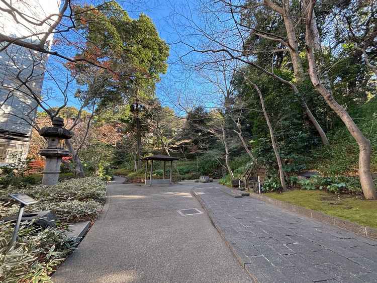 チャペルに向かう庭園の写真。自然に囲まれて落ち着いた雰囲気でした。