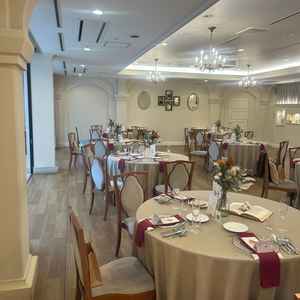 披露宴会場です。洋風の雰囲気と白を基調とした色合いも良かったです。