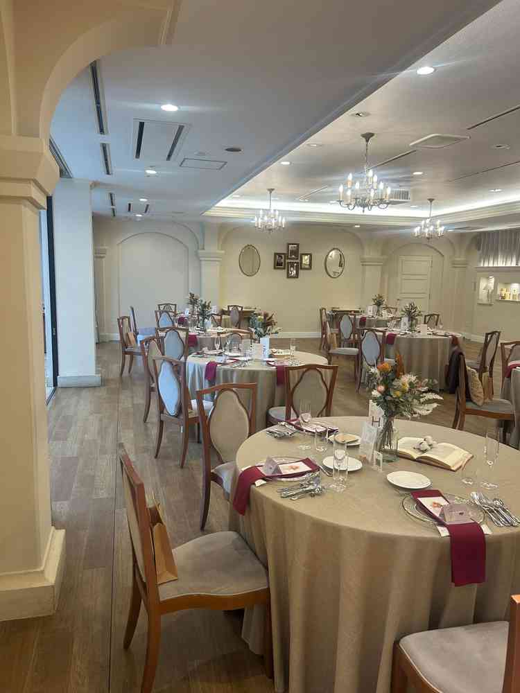 披露宴会場です。洋風の雰囲気と白を基調とした色合いも良かったです。