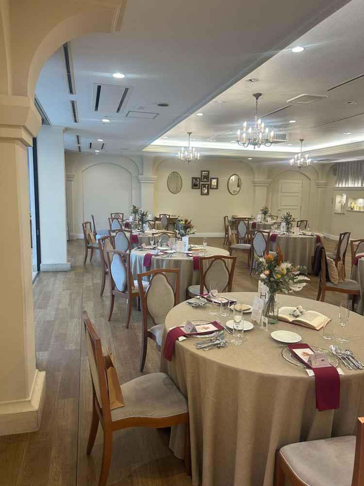 披露宴会場です。洋風の雰囲気と白を基調とした色合いも良かったです。