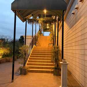 ロビー前の階段。隣の薔薇園が見えて綺麗でした。