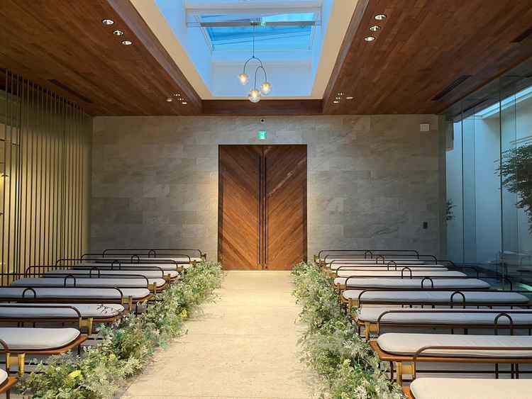 チャペル。ヴァージンロードとの距離が近く感じられ、参列者と一体感がある。