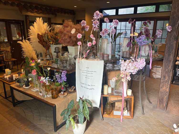 フラワーショップも式場までの道にありますが、世界が凄い。ついつい写真を撮りたくなる雰囲気です。