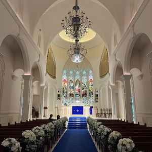 天井の高いブルーのバージンロードが映える大聖堂