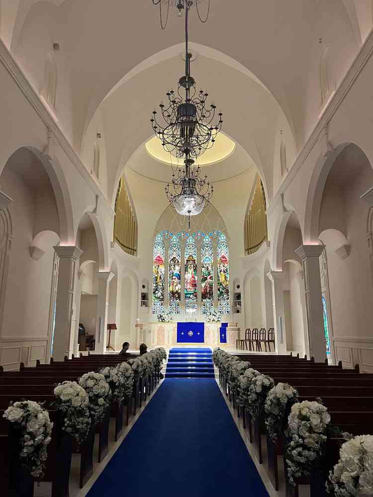 天井の高いブルーのバージンロードが映える大聖堂