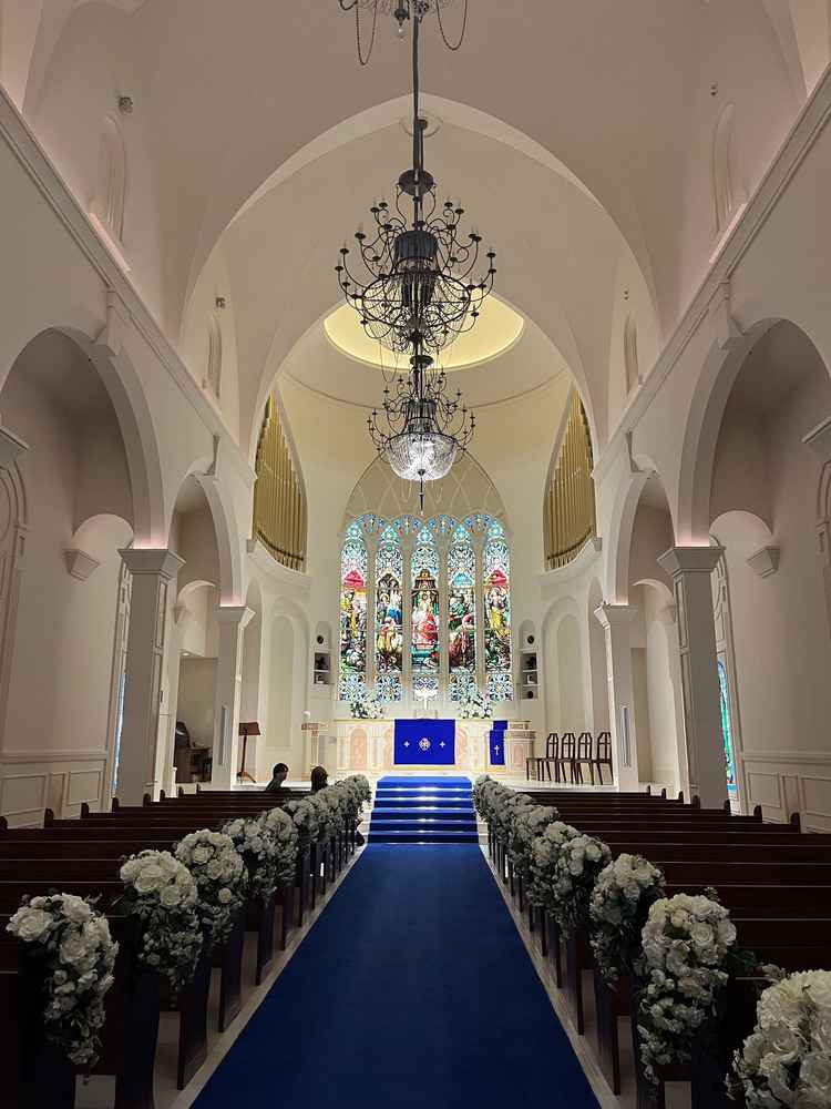 天井の高いブルーのバージンロードが映える大聖堂