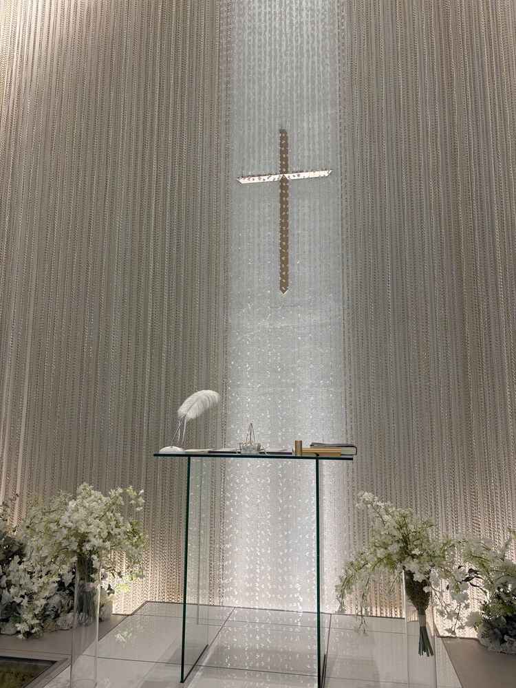 スワロフスキーが施されたチャペルです。