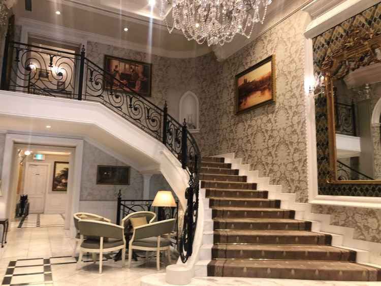 エントランスに入って正面に現れる大階段