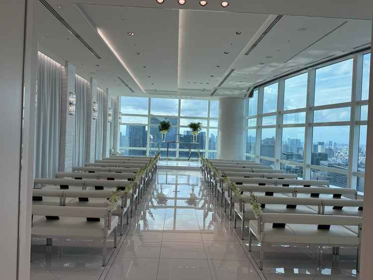 式場を入り口から撮った写真。都内だが、高い建物にあるので、自然光がとても入って綺麗でした。