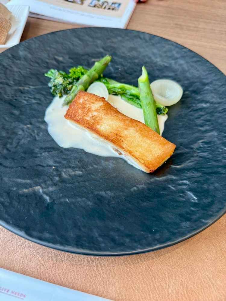 フェアの試食で食べた魚料理。魚がパリパリで食べ応えがある。